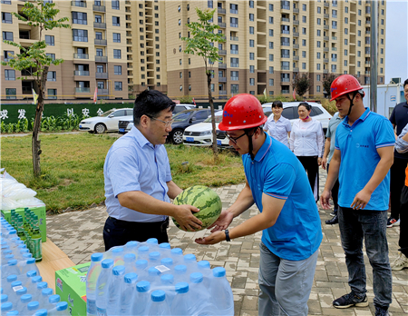 7月5日，集團(tuán)公司黨委副書記、總經(jīng)理惠宏軍帶隊赴咸陽市秦都區(qū)馬泉新家園三標(biāo)段項目、興平四季花園三期項目開展“送清涼”慰問活動，并檢查防暑降溫及安全生產(chǎn)工作情況 (2)_副本.jpg